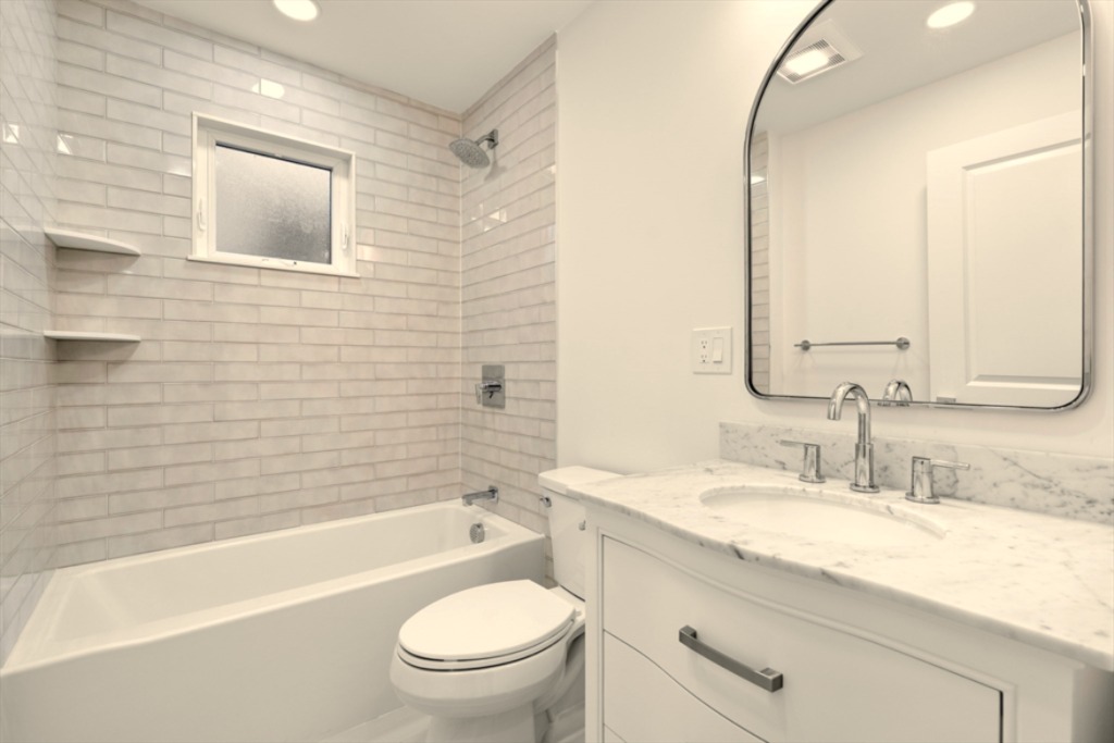Stunning Two-Family Full Renovation — imagem 3